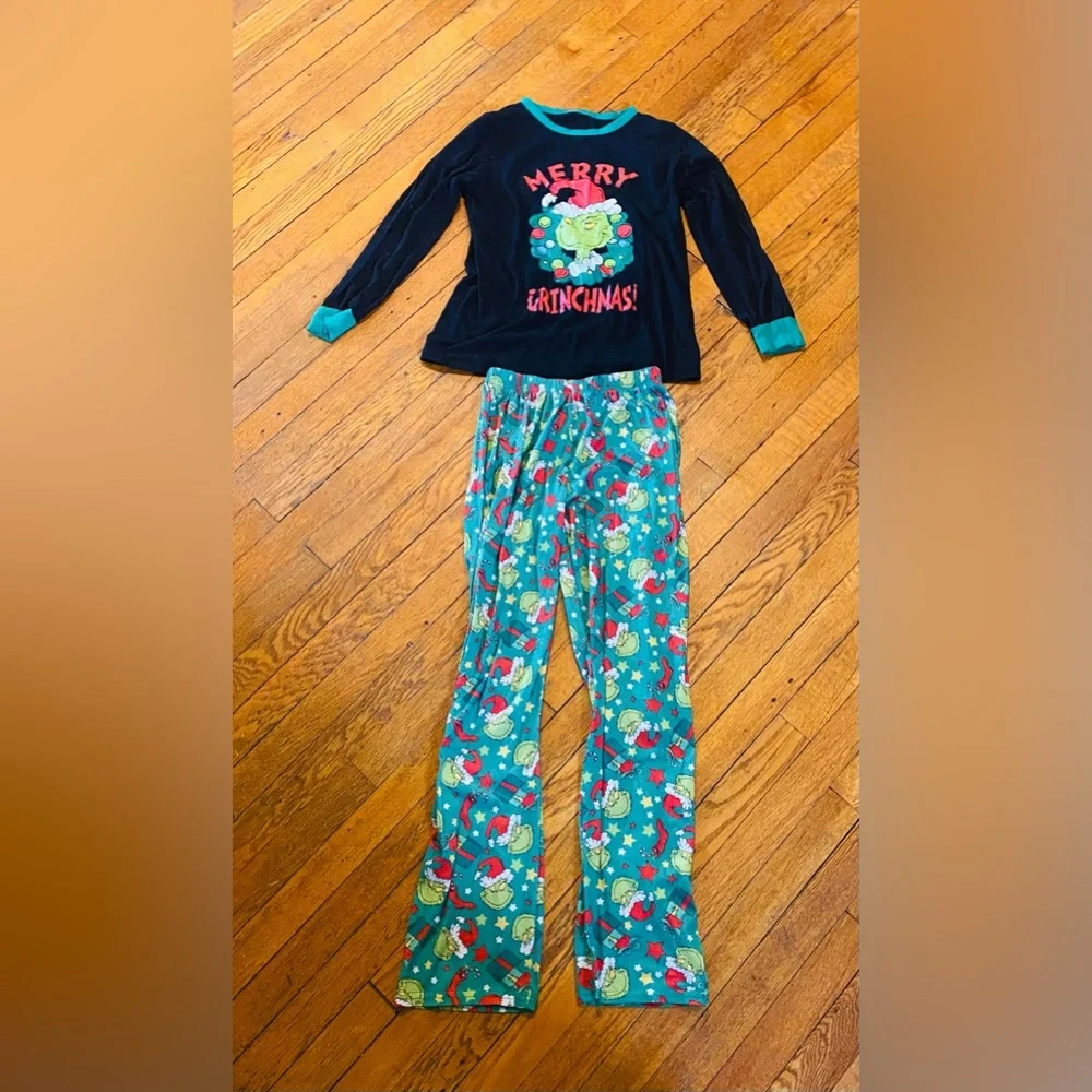 Grinch matching pajama set - Picture 2 of 4